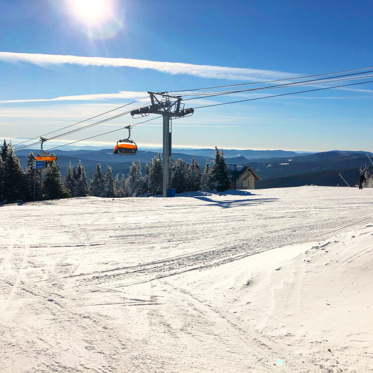 Top,Of,Mountain,As,Sun,Rises,At,Okemo,Vermont